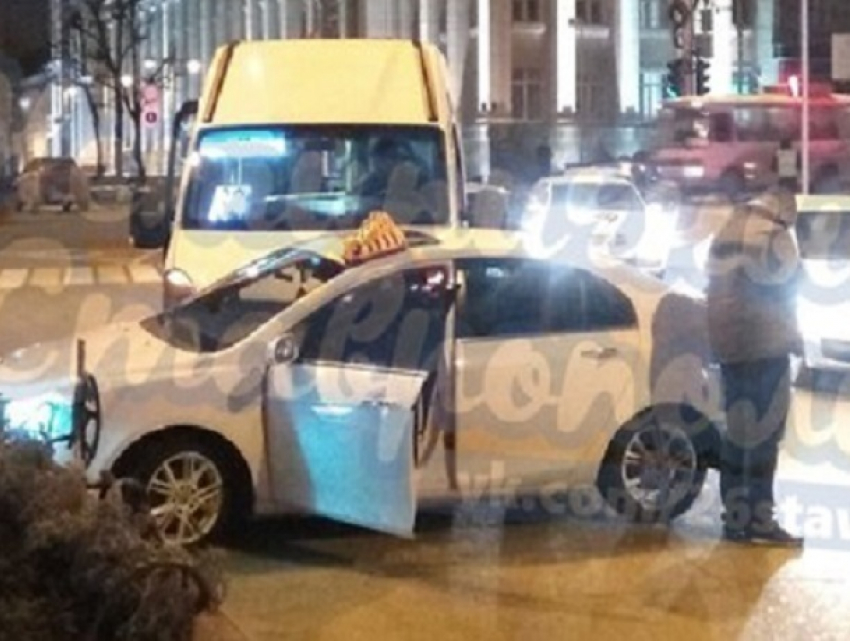 Авария с участием «маршрутки» и легкового такси произошла на глазах «гаишников» в Ставрополе 