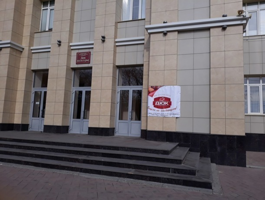 Баннерная реклама «сочных колбас» красуется на фасаде одного из Домов культуры на Ставрополье