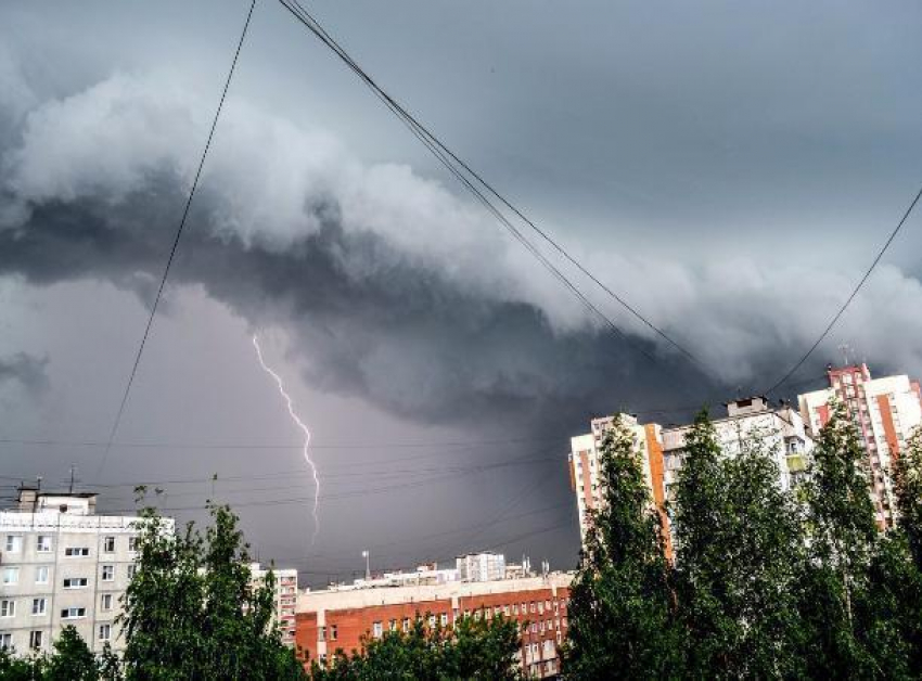 Ливень с градом и шквалистый ветер обрушатся в День Победы на Ставрополье