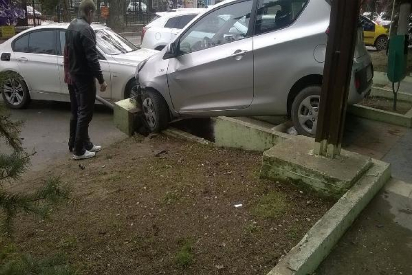 В Ставрополе иномарка пыталась выехать с тротуара, повисла на ступенях и врезалась в «БМВ»