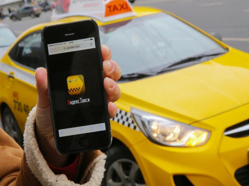 В Яндекс.Такси назвали города, где чаще всего оставляют чаевые