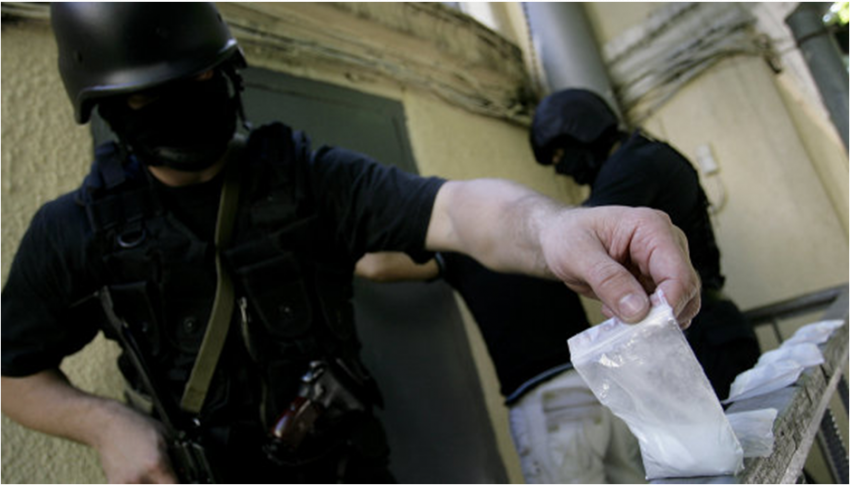 Сотрудник УГРО на Ставрополье подкинул наркотики местному жителю