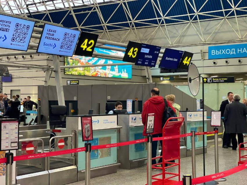 Пятнадцать рейсов ушли на запасные аэродромы Минвод и других городов из Сочи