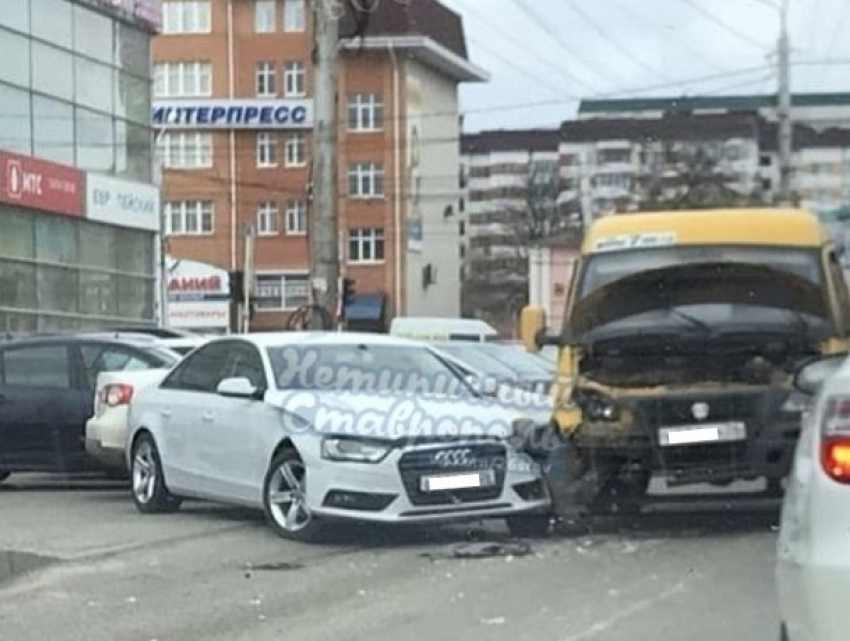 Элитная «Ауди» и пассажирская маршрутка столкнулись в центре Ставрополя