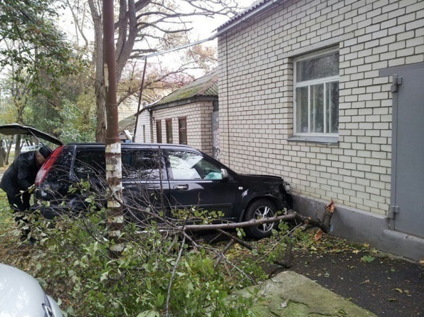 Иномарка врезалась в стену дома в Ставрополе