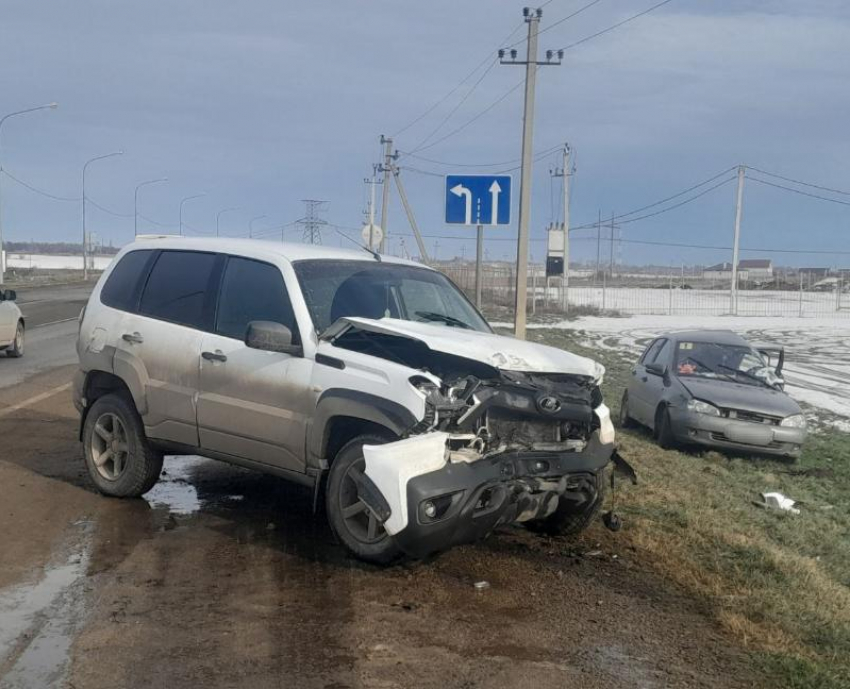 Два ребенка и четыре взрослых госпитализированы после столкновения автомобилей на Ставрополье