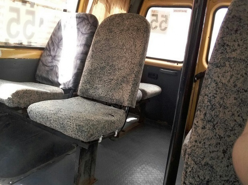Перемазанная мазутом маршрутка возмутила пассажиров в Ставрополе