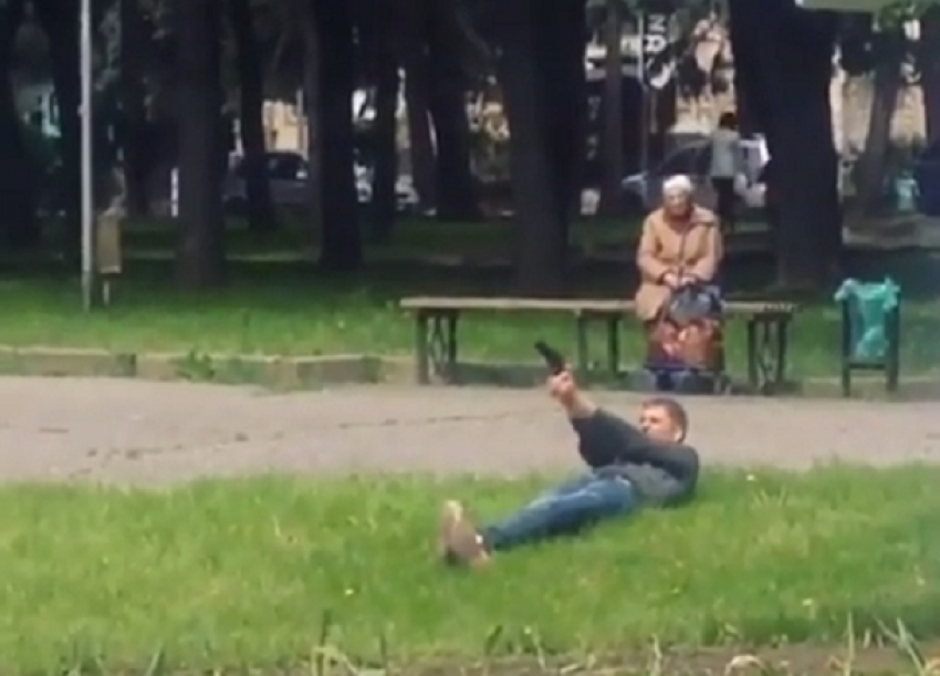 Попытки стрельбы мужчины по виртуальным врагам в сквере Пятигорска попали на видео