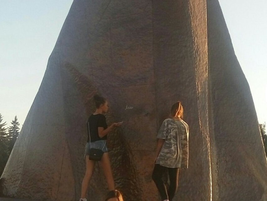 Две девушки изрисовали памятник Советскому солдату на Крепостной горе и заставили горожан спорить об истории