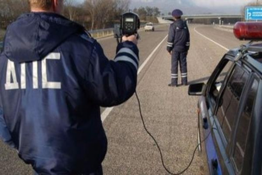 Автогонщиков на трассе «Кавказ» зафиксируют ручными радарами на Ставрополье