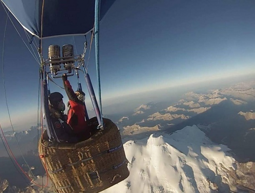Житель Железноводска за три часа перелетел Эльбрус на воздушном шаре