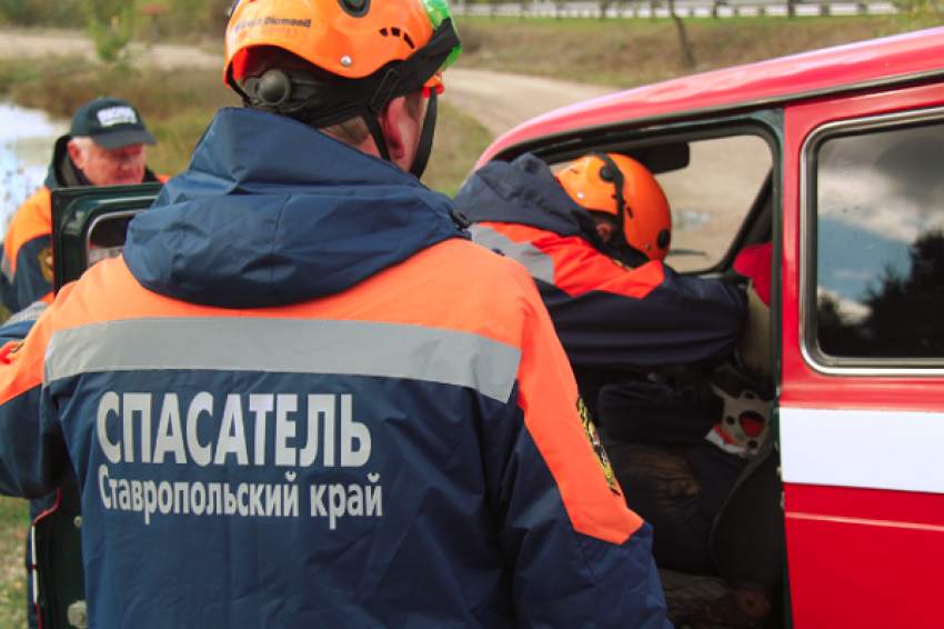 Водитель легковушки погиб и двое пострадали в аварии с КамАЗом на трассе Ставрополья