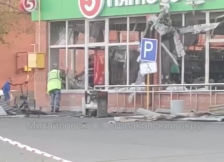 Мародеры вынесли алкоголь в сгоревшем магазине в Михайловске: видео