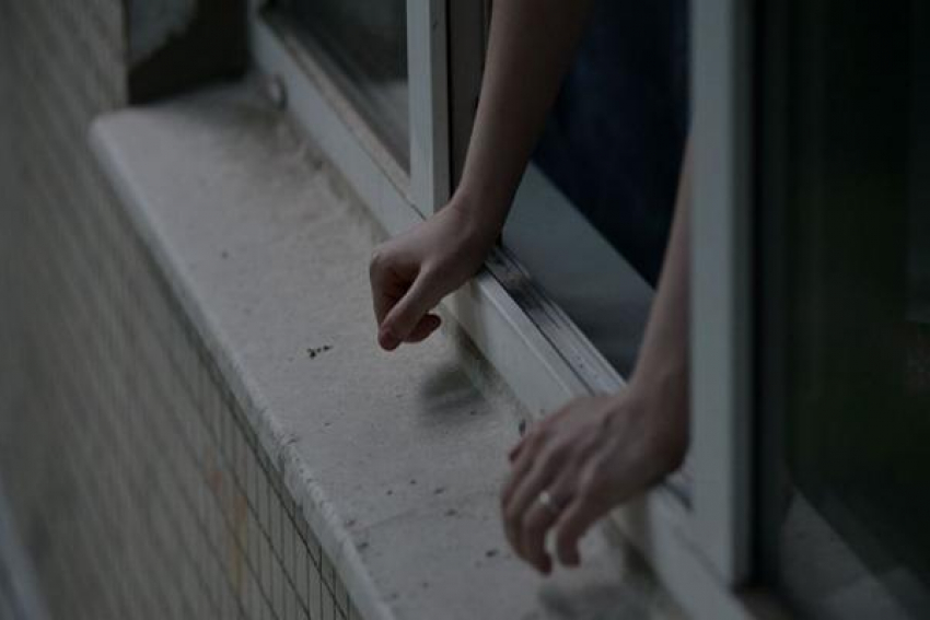 Мужчина выпал из окна четвертого этажа в Кисловодске