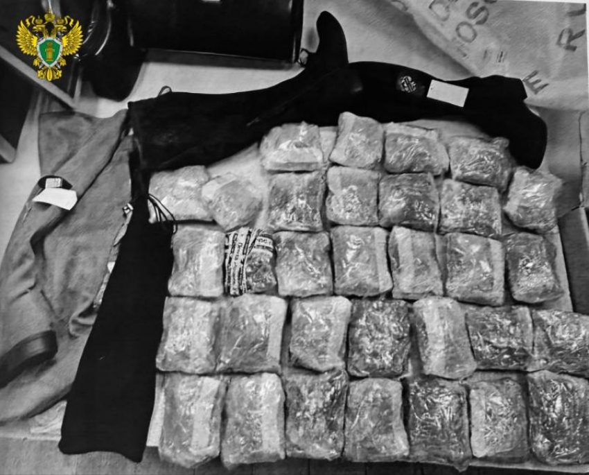 Сапоги с марихуаной хотел получить из США житель поселка на Ставрополье