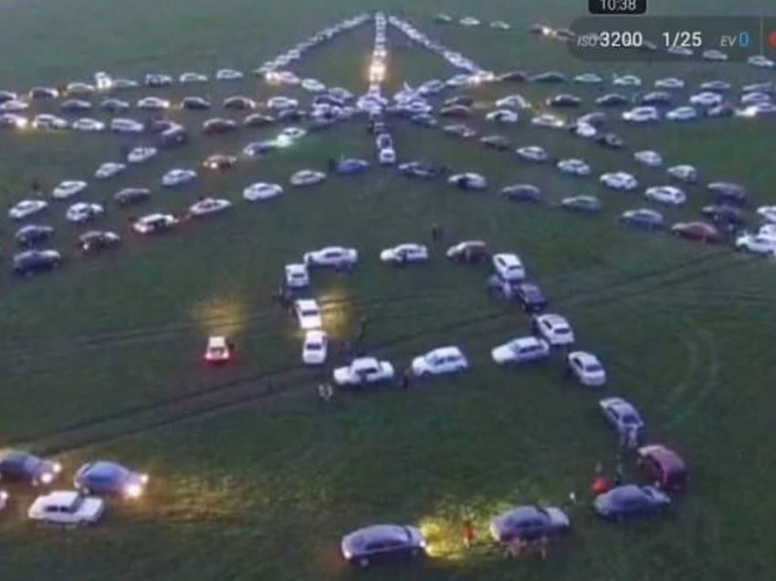Более 200 автолюбителей из Ессентуков выстроили огромную «Звезду Победы»