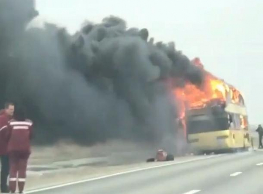 Объятый пламенем рейсовый автобус попал на видео на Ставрополье