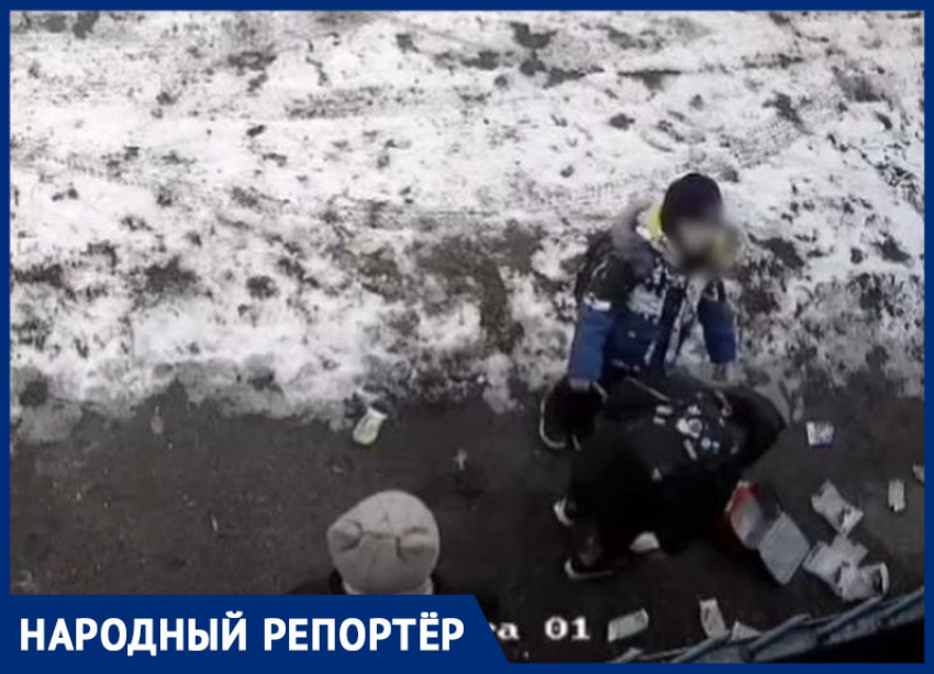 Раскидали мусор и ушли: школьники устроили свалку возле частного дома в Ставрополе