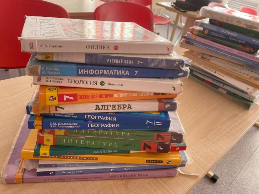 Минобр: школьникам из 38 лицея в Ставрополе выдали книги в полном объеме
