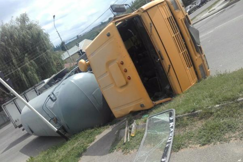 В Ставрополе перевернулась цистерна с цементом