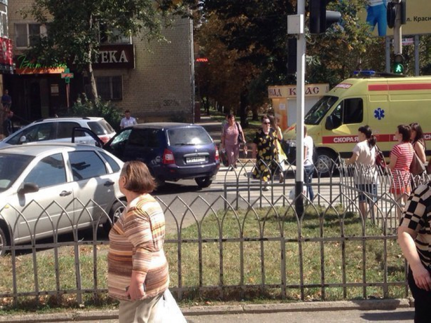 В Ставрополе пьяный водитель легковушки сбил двух женщин на перекрестке