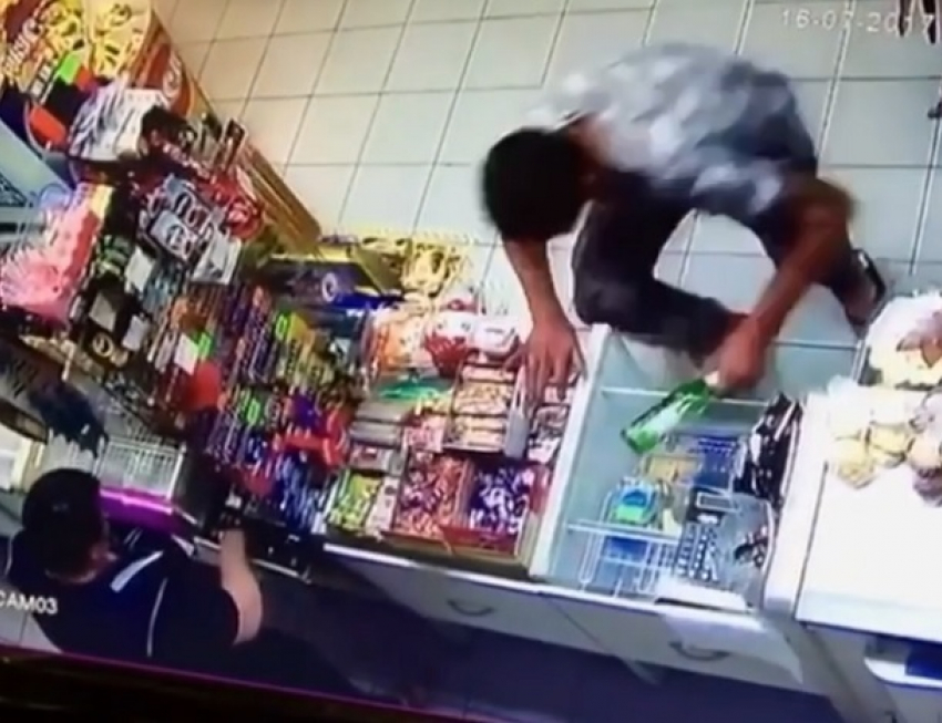 Дерзкое ограбление магазина с помощью бутылки оказалось записано на камеру видеонаблюдения в Пятигорске