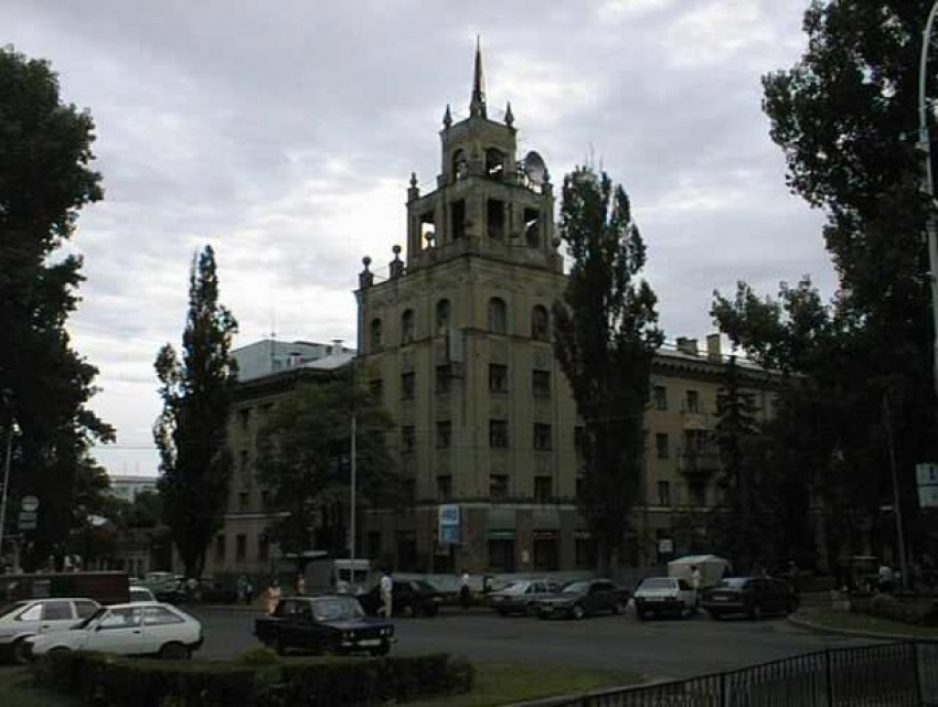 Прежде и теперь: здание «под шпилем» в Ставрополе приобрело новый вид
