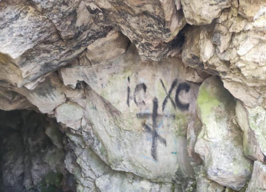 В Железноводске неизвестные разрисовали пещеру вечной мерзлоты на горе Развалке