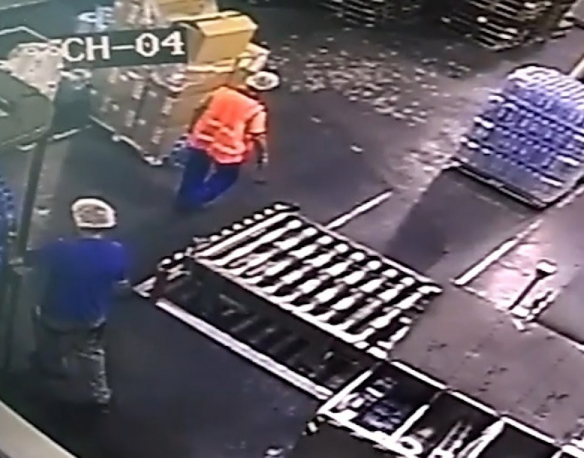 Укравший минералку с завода в Ессентуках работник попал на видео