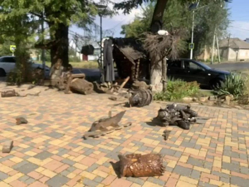 В Светлограде вандалы разгромили значимый для города арт-объект возле кинотеатра «Дружба»