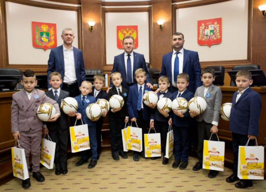 Глава Ставрополя наградил юных футболистов команды «Вектор»