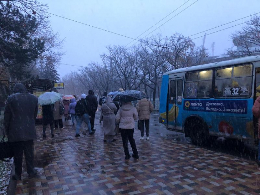 Толпы на остановках, пробки и затопленные улицы: как Ставрополь пережил очередной снег