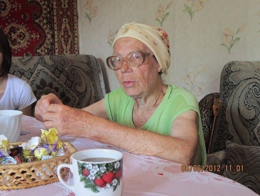 Слабовидящая бабушка в кофте и зимних полусапогах пропала на Ставрополье