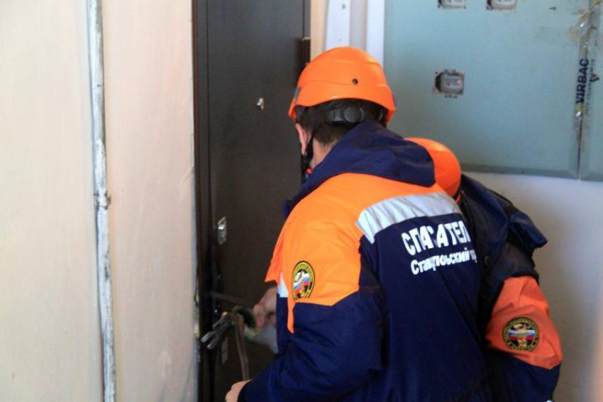 Запертого двухлетнего мальчика вызволяли спасатели в Ставрополе