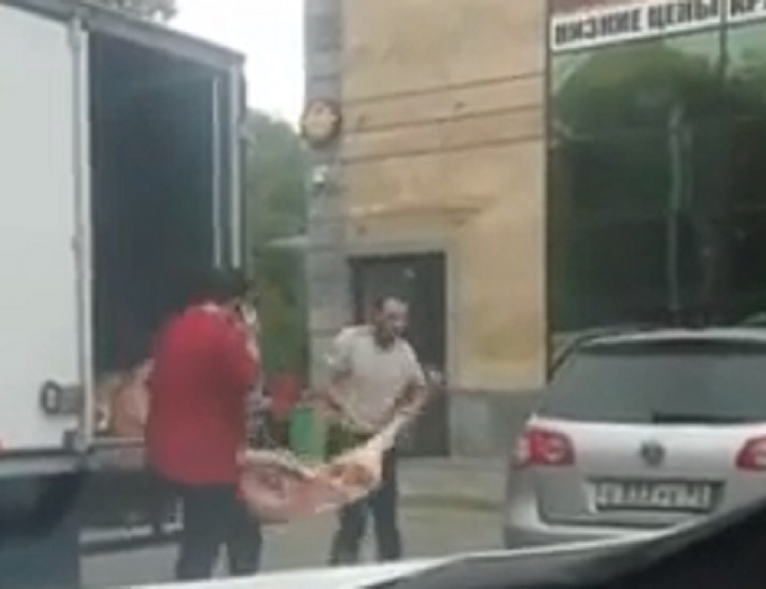 «Где нормы санитарии?»: жители Ставрополя сняли на видео поставку мяса в супермаркет 