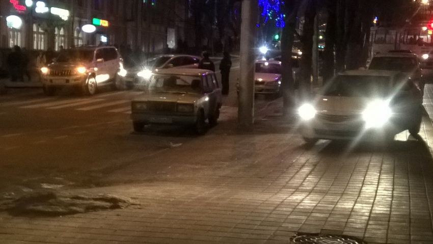 Два автомобиля заблокировали движение по центральной улице Ставрополя