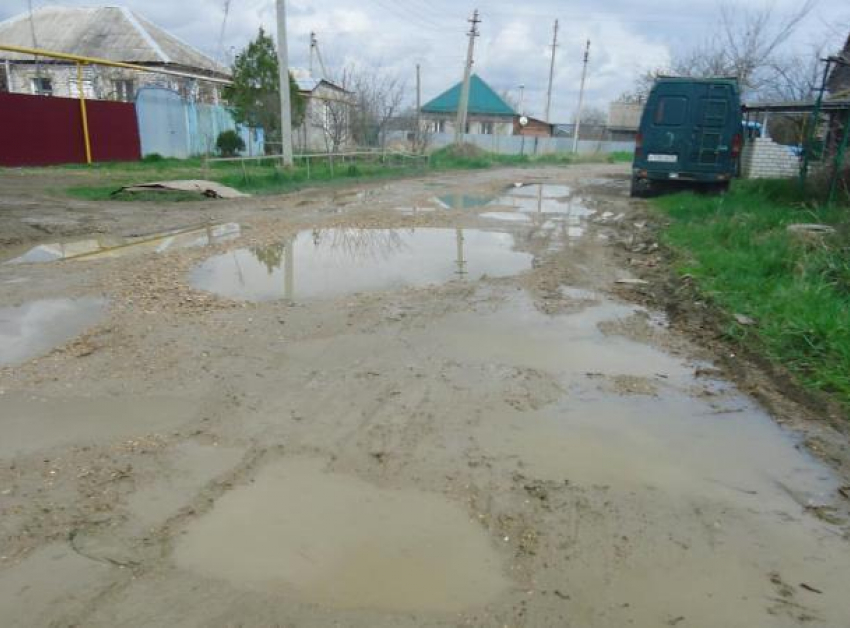 Разрушенные дороги и отсутствие канализации сделали жизнь селян невыносимой на Ставрополье