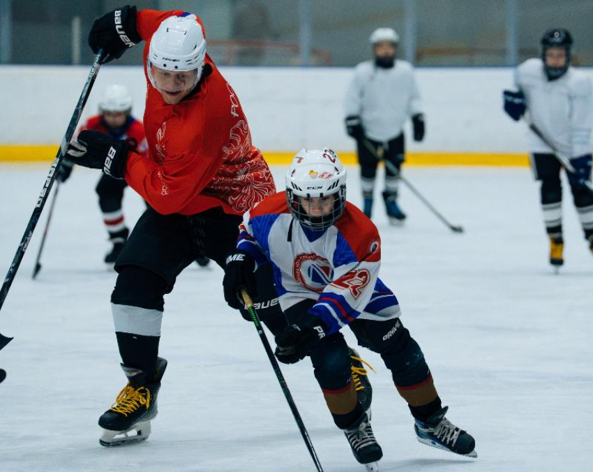 На льду — отцы и дети: в Ставрополе прошел необычный хоккейный матч 