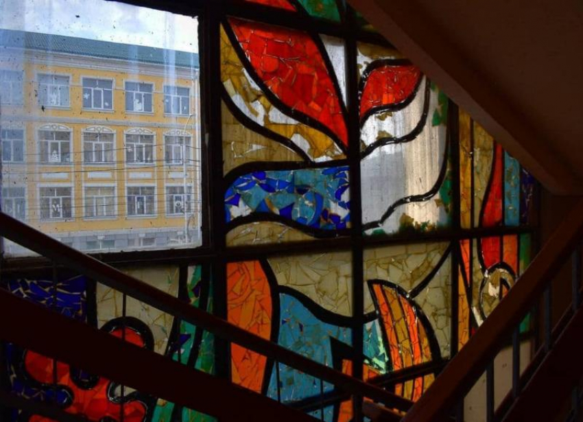 Власти Ставрополя избавились от советского витража в здании на улице Булкина 