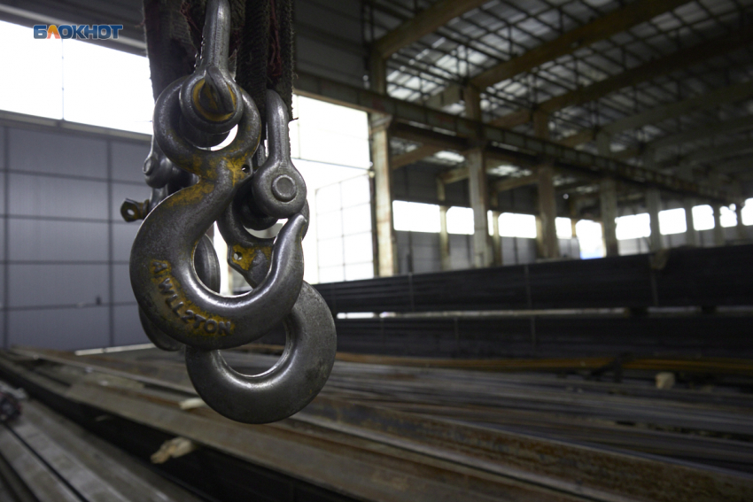 В Невинномысске рабочему на металлургическом заводе оторвало руку