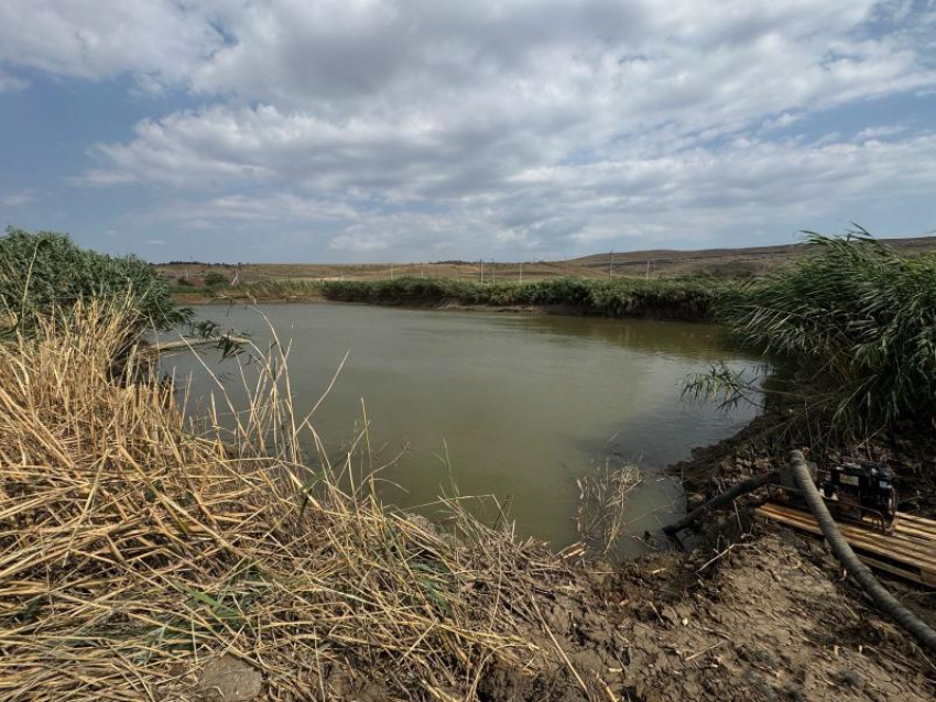 Ставрополькрайводоканал проводит объемные работы по очистке водоема-накопителя в Кочубеевском округе
