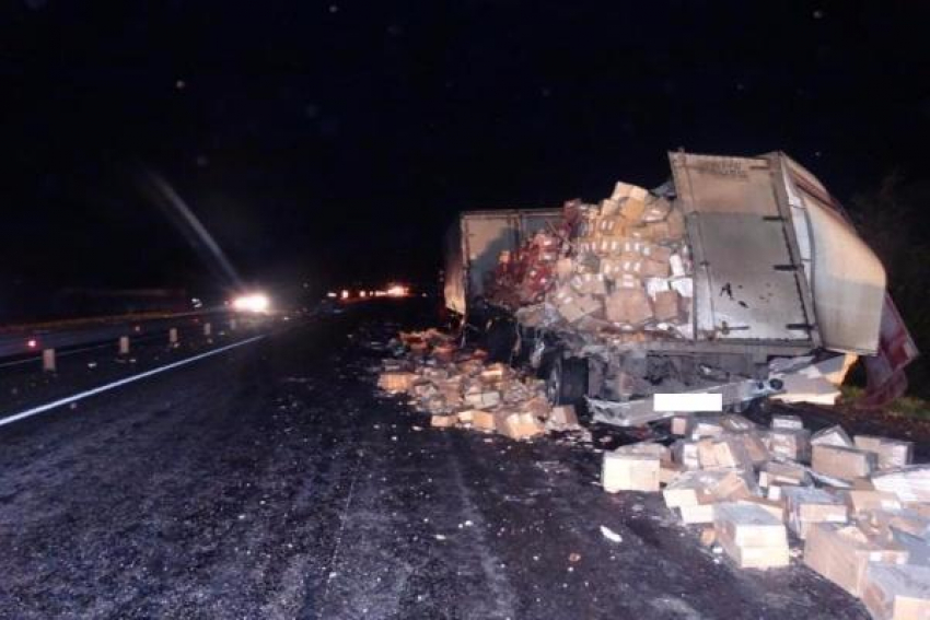 Водитель погиб при столкновении двух грузовиков на трассе Ставрополья
