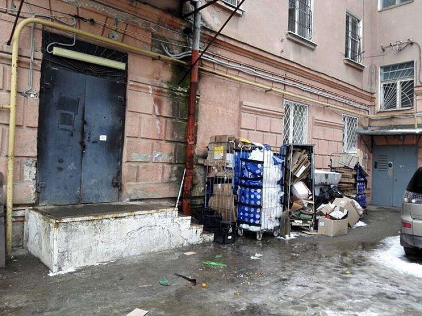 На устроенную супермаркетом свалку во дворе жилого дома пожаловались жители Пятигорска