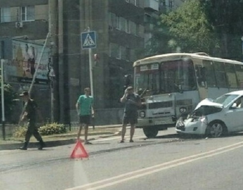 Пассажирский автобус сильно смял кузов белой иномарки на «зебре»  в Ставрополе 