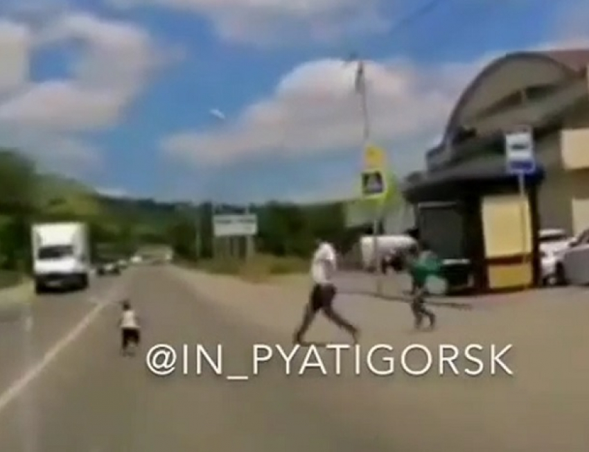 Шокирующее видео с выбежавшим под фуру ребенком на дороге заставило негодовать ставропольчан