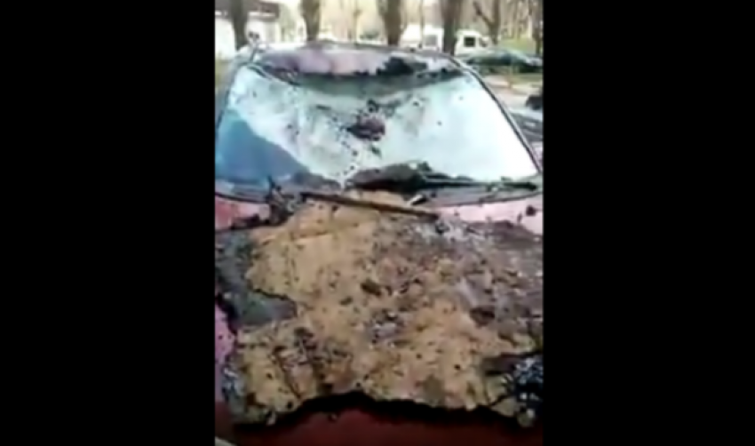 Упавшая с крыши дома кровля раздавила автомобиль на Ставрополье