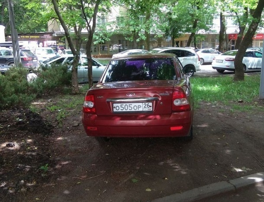 «Превращают город в скотный двор!»: автохам бросил «Приору» на газоне в центре Ставрополя 