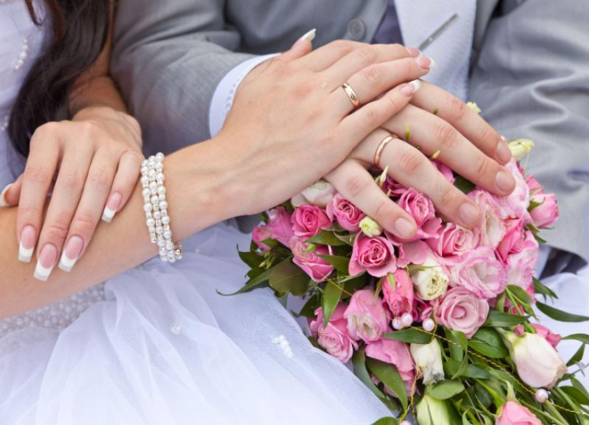 Нужно ли жене брать фамилию мужа?