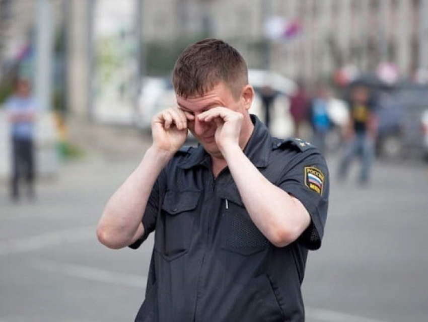 Переломы плеча и бедра получила женщина от выкручивавшего ей руку агрессивного полицейского на Ставрополье