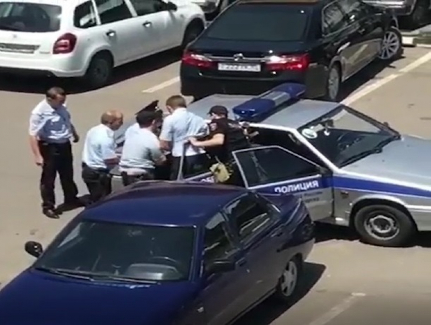 Шестеро полицейских с трудом затолкали в машину агрессивного «рычащего» мужчину в Пятигорске